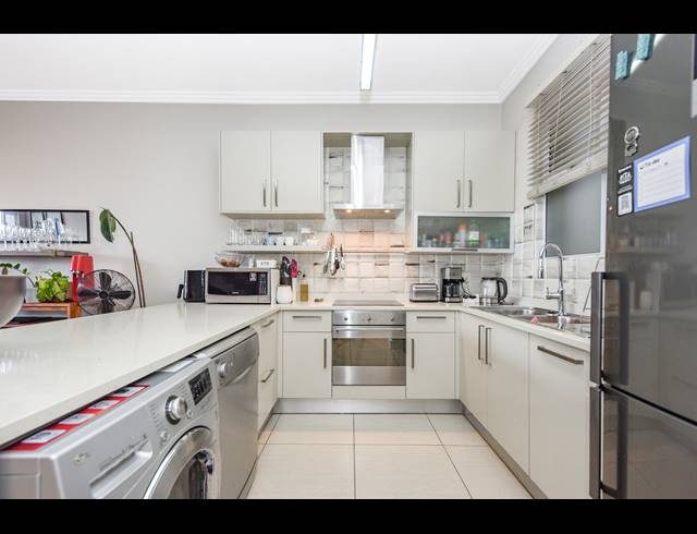 2 BEDROOM APARTMENT FOR SALE IN BRYANSTON